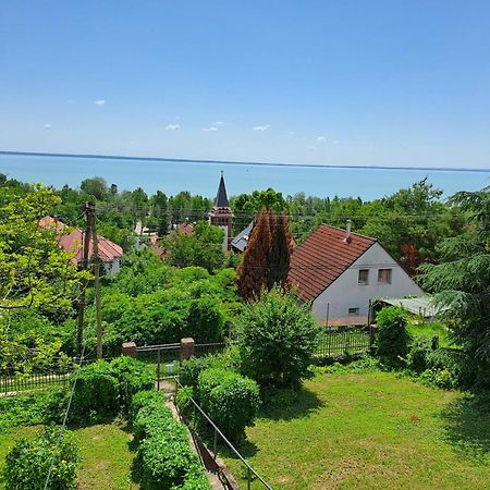 Belvarosi Haz Gyoenyoeru Panoramaval Balatonalmádi Zewnętrze zdjęcie