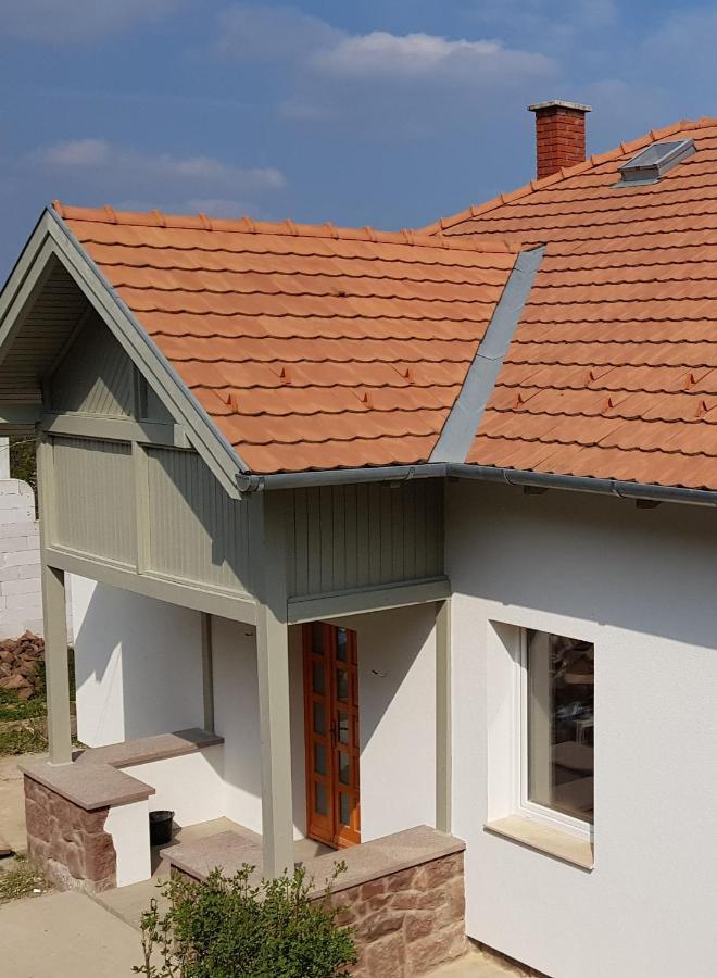 Belvarosi Haz Gyoenyoeru Panoramaval Balatonalmádi Zewnętrze zdjęcie