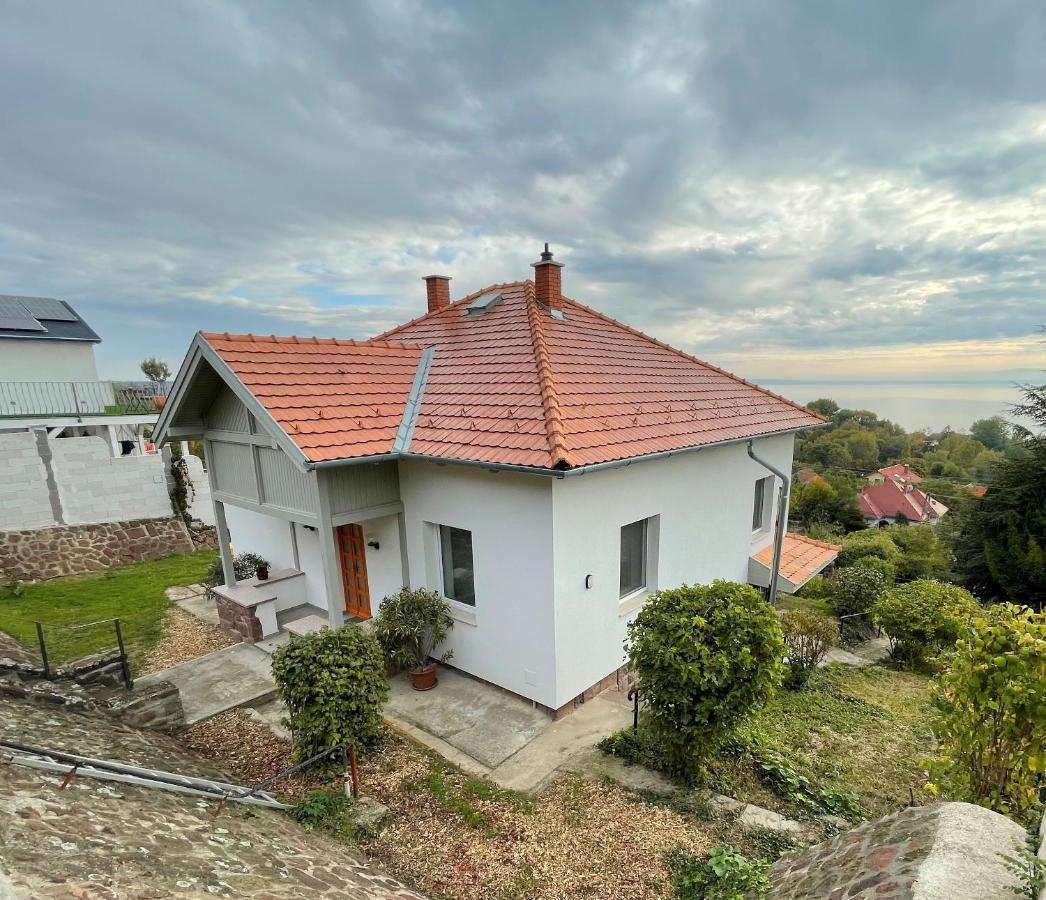 Belvarosi Haz Gyoenyoeru Panoramaval Balatonalmádi Zewnętrze zdjęcie